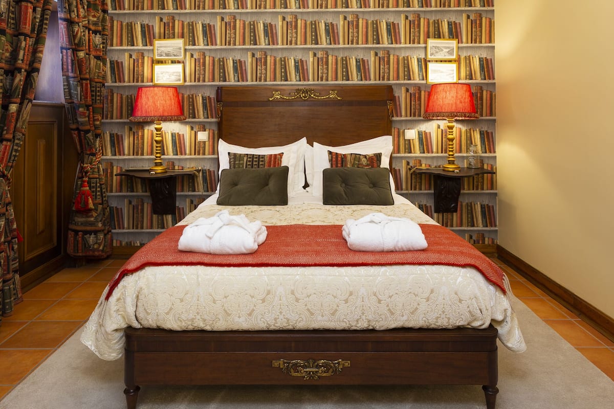 5 bedrooms, Egyptian cotton sheets, premium bedding, memory-foam beds