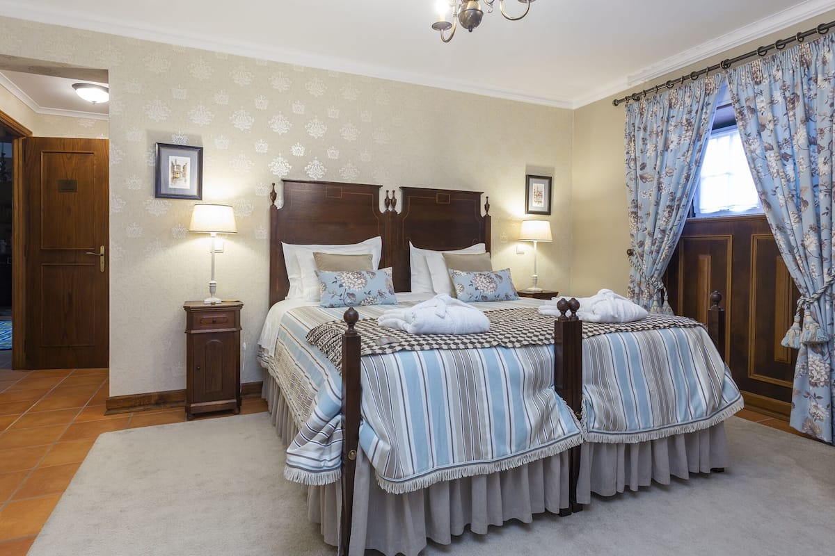 5 bedrooms, Egyptian cotton sheets, premium bedding, memory-foam beds
