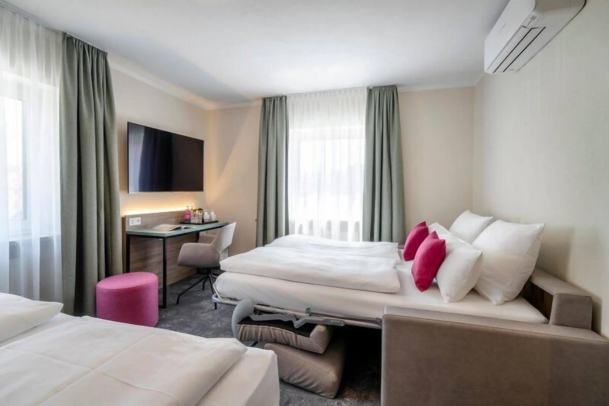 Habitación cuádruple superior | Ropa de cama de alta calidad y camas con pillow-top