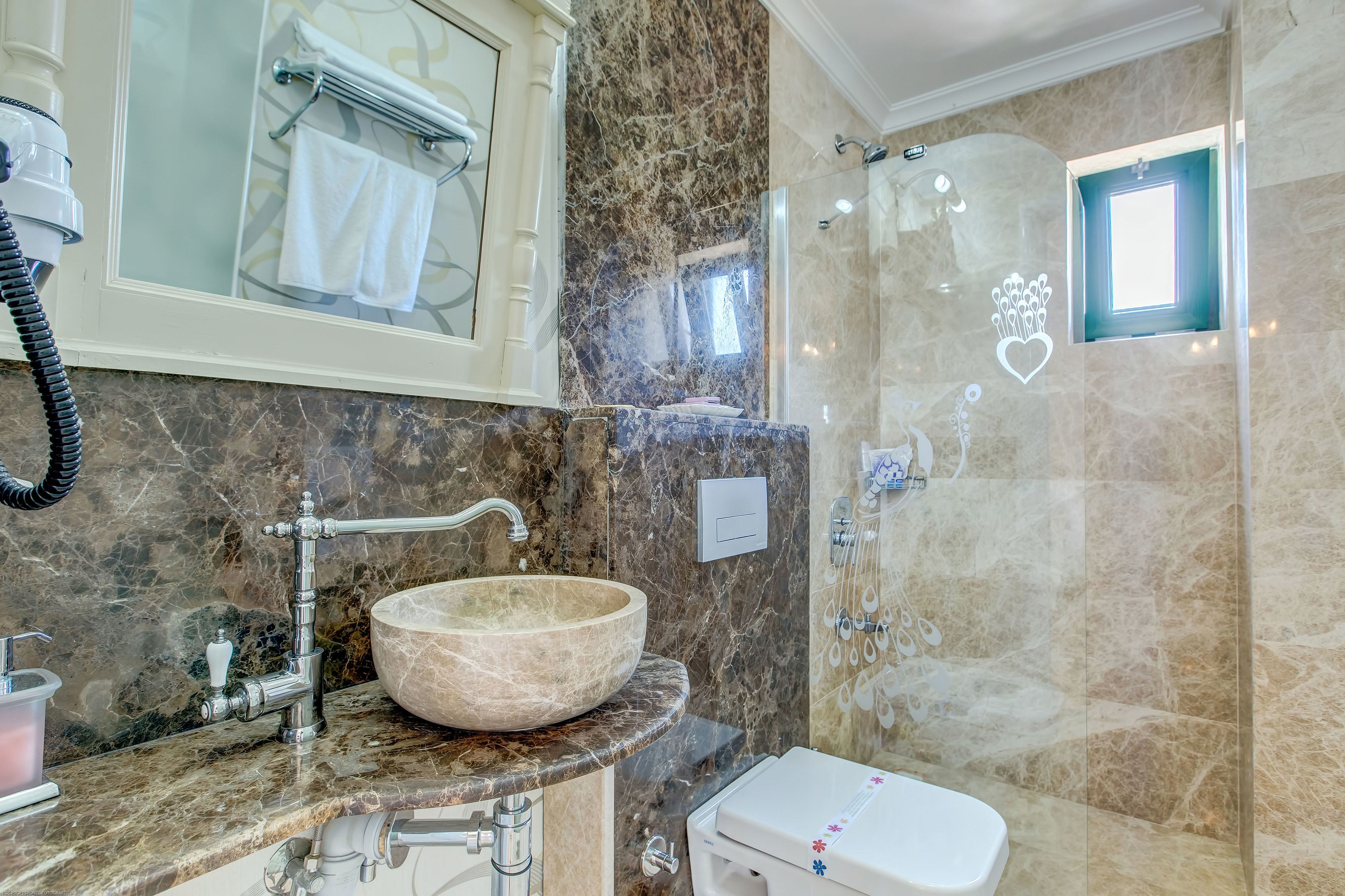 shower, rainfall showerhead, free toiletries, hair dryer