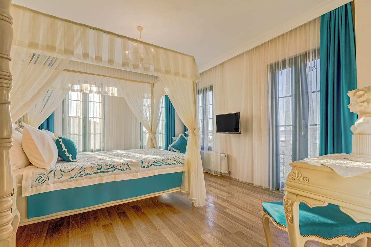 ust kat cibinlikli on cephe deniz manzarali oda | minibar, in-room safe, individually decorated, individually furnished