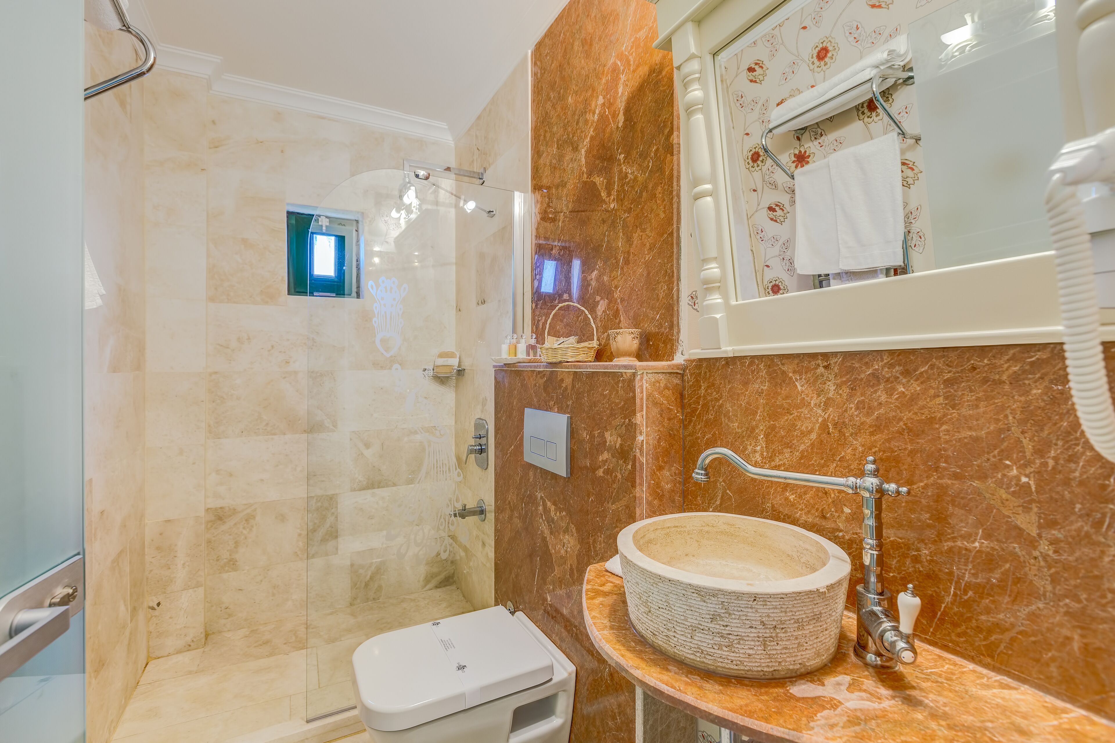 shower, rainfall showerhead, free toiletries, hair dryer