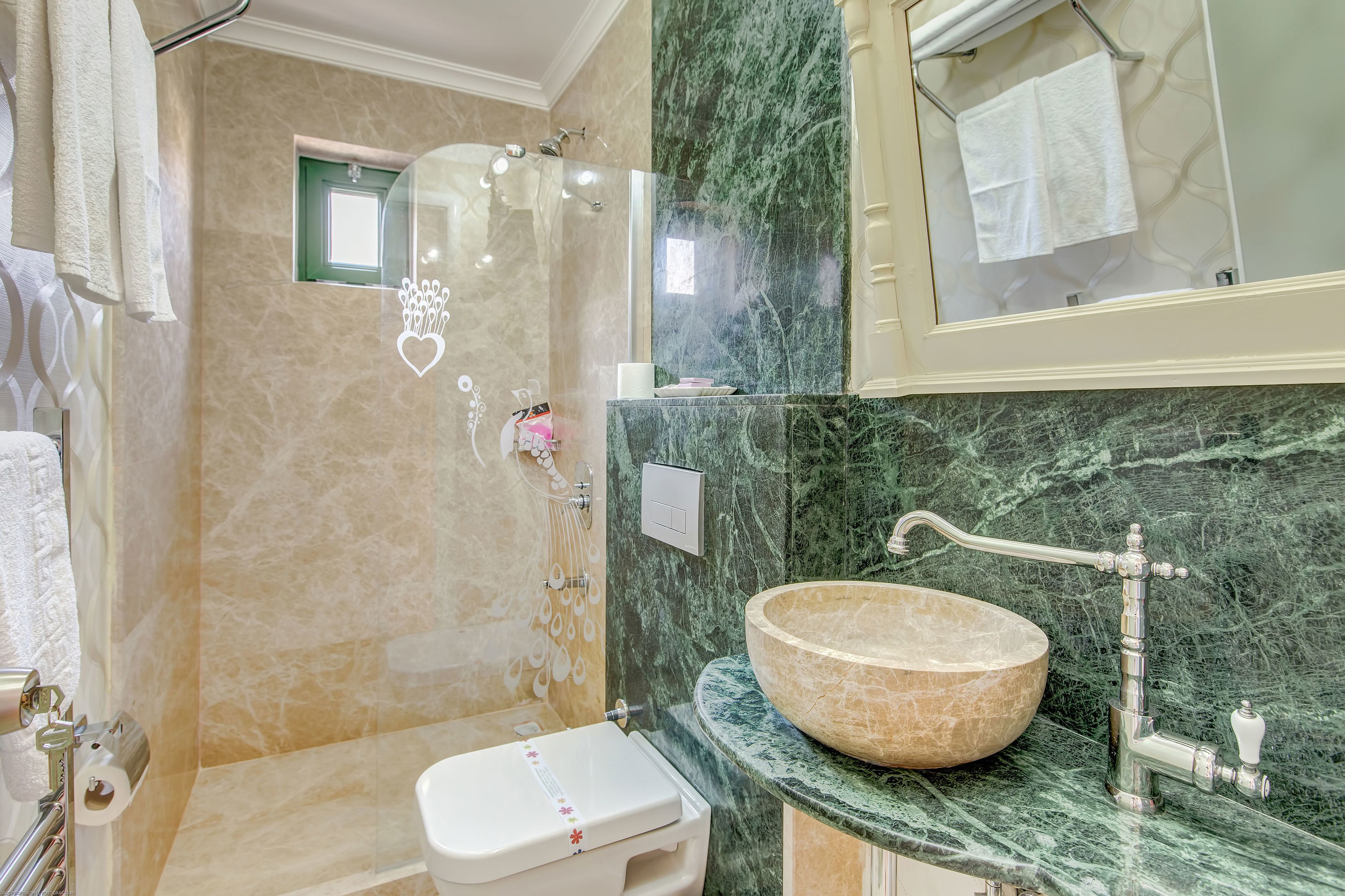 ust kat cibinlikli odalar | bathroom | shower, rainfall showerhead, free toiletries, hair dryer