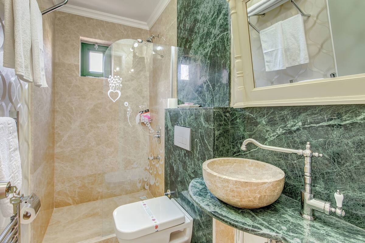 ust kat cibinlikli odalar | bathroom | shower, rainfall showerhead, free toiletries, hair dryer