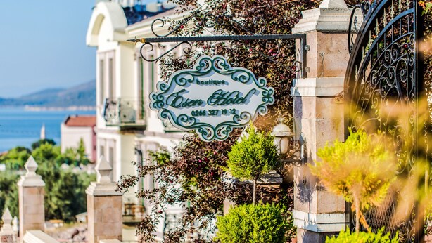 Une enseigne indiquant qu’il s’agit d’un hôtel de charme, avec les coordonnées.