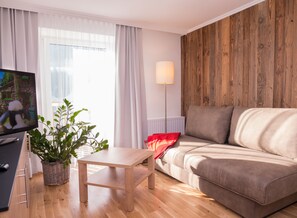 Panorama-lejlighed - 2 soveværelser - 2 badeværelser - bjergudsigt | Opholdsområde | Fladskærms-tv