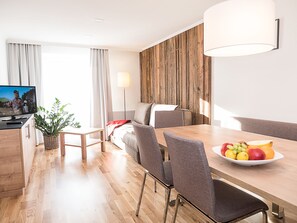 Panoramic Apartment, 2 Bedrooms, 2 Bathrooms, Mountain View | In-room dining