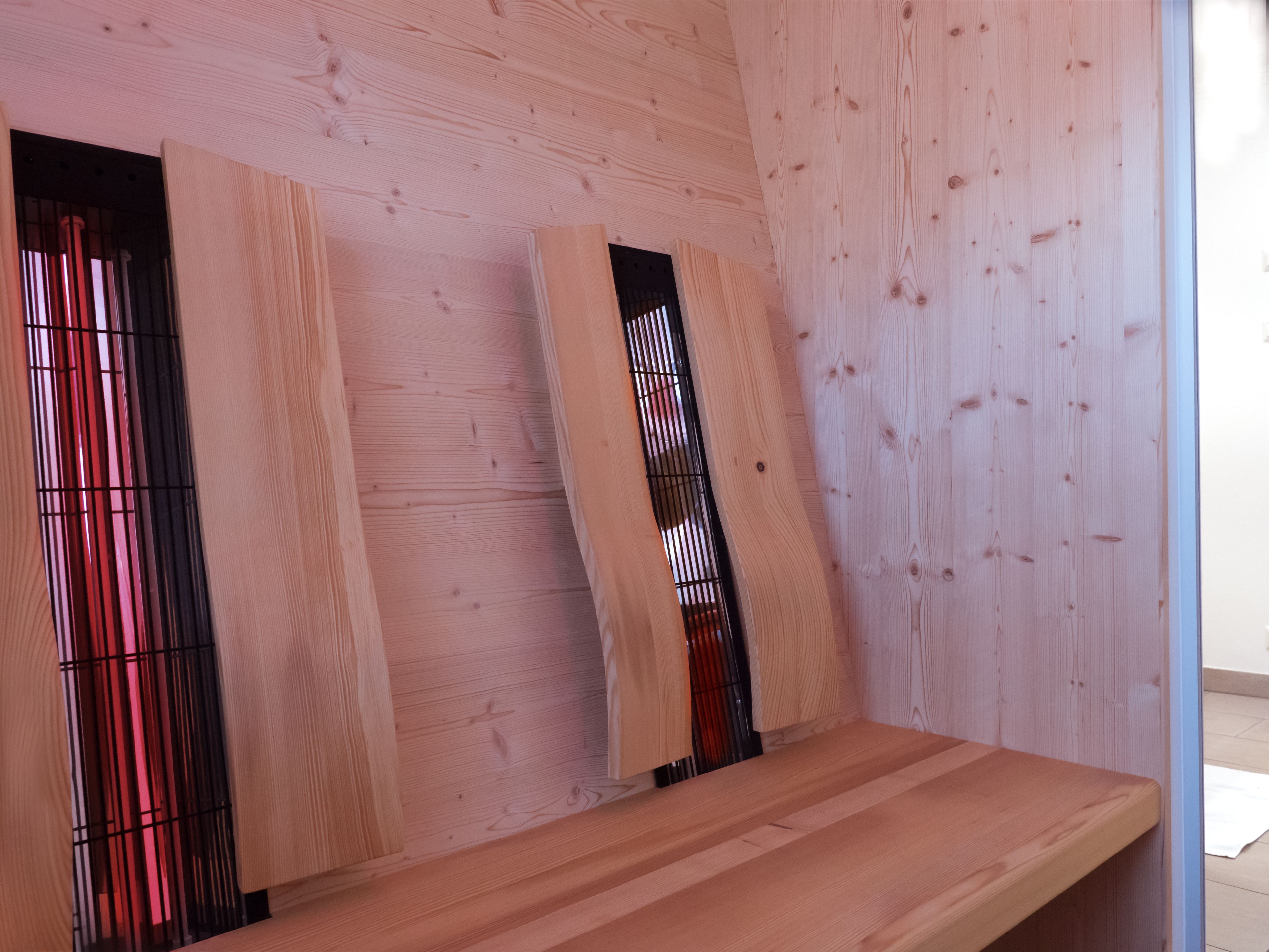 Una habitación con paredes de madera y techo inclinado.