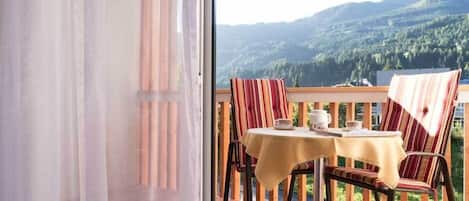 Panorama appartement, 2 slaapkamers, keuken, uitzicht op bergen | Balkon