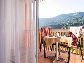 Appartement Panoramique, 2 chambres, cuisine, vue montagne | Balcon