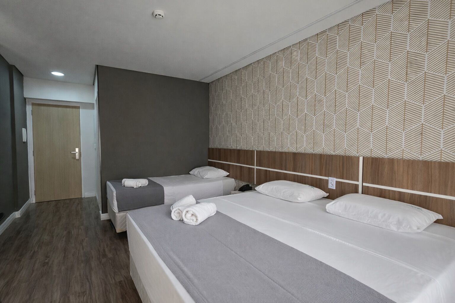 家庭客房 | 埃及棉床單、高級寢具、迷你吧、房內夾萬