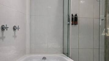 Luxury Room | Bathroom | Shower, free toiletries, towels