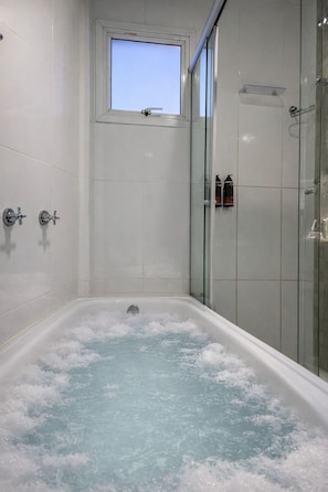 Luxury Room | Bathroom