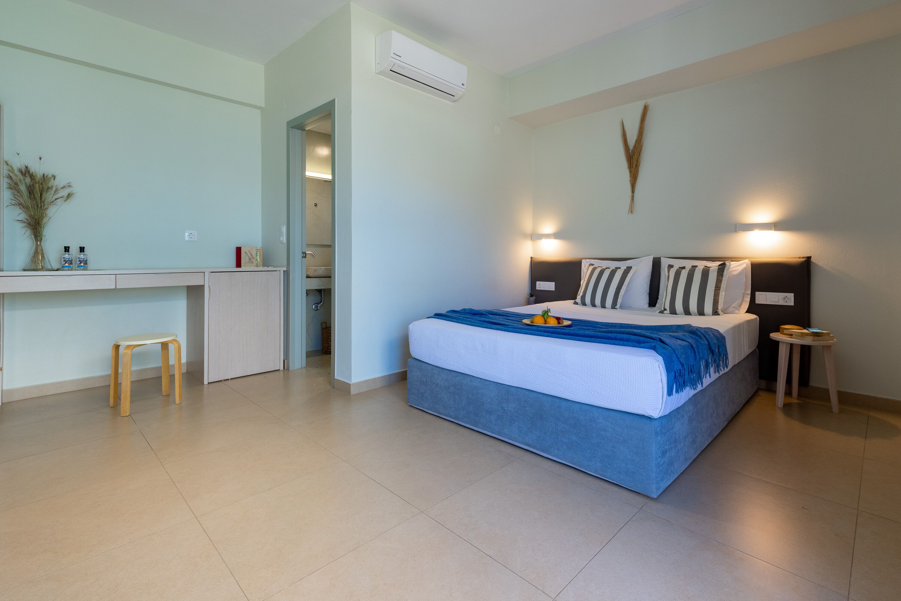 deluxe double room | 1 bedroom, in-room safe, desk, laptop workspace