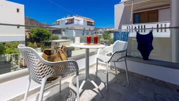 Comfort Double Room, 1 King Bed | In-room safe, desk, laptop workspace, soundproofing