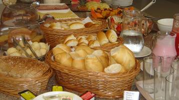 Una mesa de buffet con diversos alimentos y salsas.