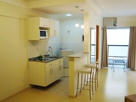 微波炉、炉灶、高脚椅、厨具/餐具