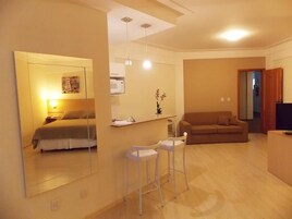 迷你吧、办公桌、免费 WiFi、床单