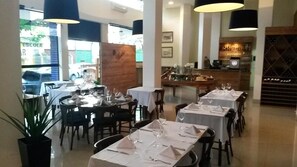 Petit déjeuner, déjeuner et dîner servis sur place