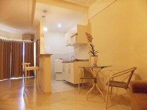 供應早餐、午餐和晚餐，巴西料理