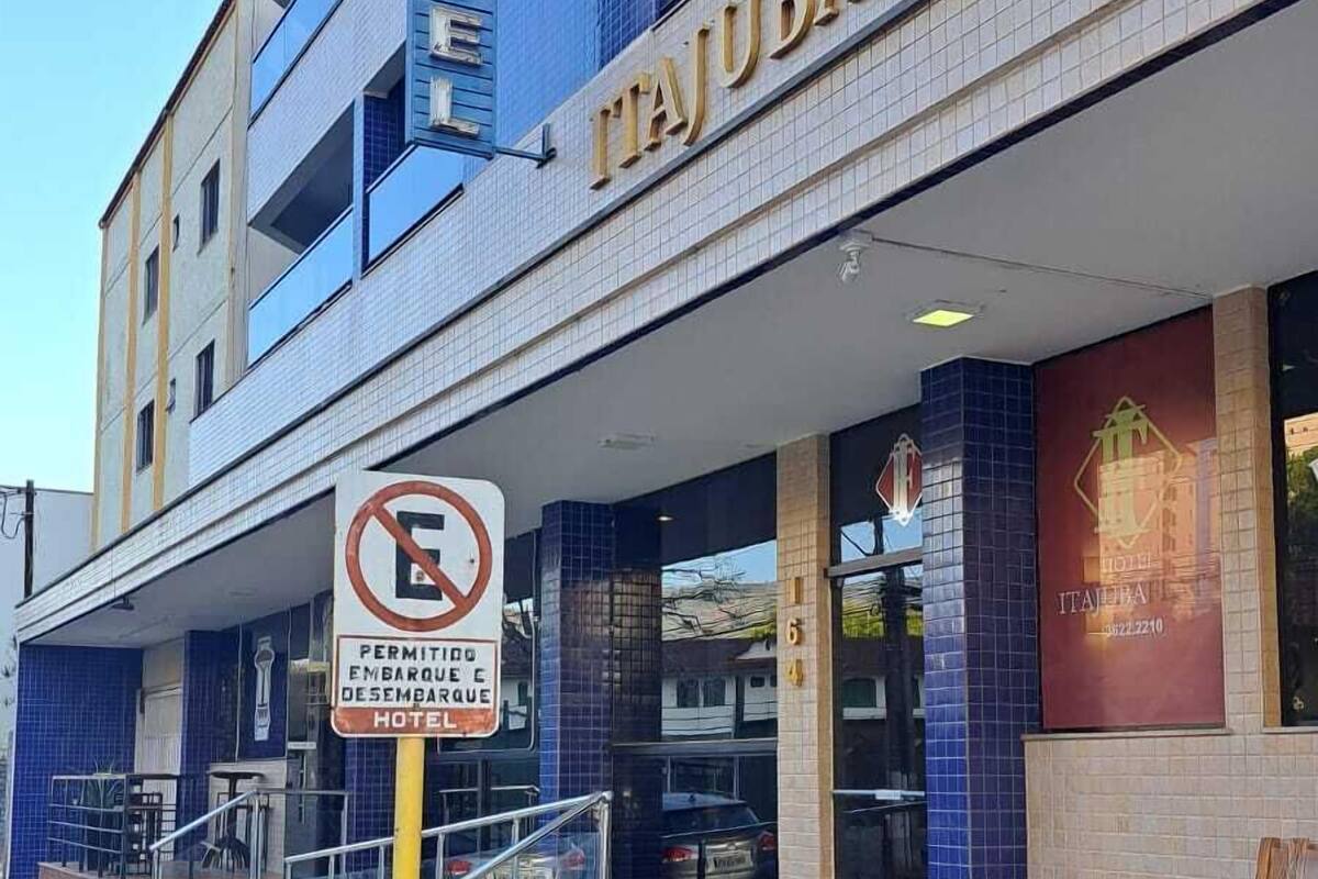 Un hotel llamado "Itajuba Flat" con un cartel que prohíbe estacionar.