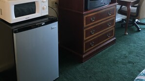 Mini-refrigerator - McCaig Motel (Lincoln)