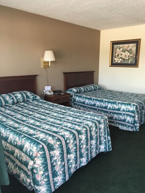 Desk, free WiFi - McCaig Motel (Lincoln)