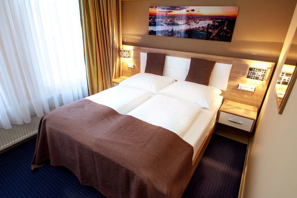 Deluxe Double Room, Shared Bathroom | Minibar, meja kerja, setrika/meja setrika, dan Wi-Fi gratis