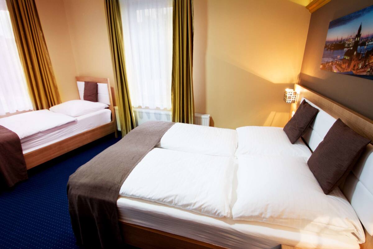 Triple Room, Shared Bathroom | Minibar, meja kerja, setrika/meja setrika, dan Wi-Fi gratis