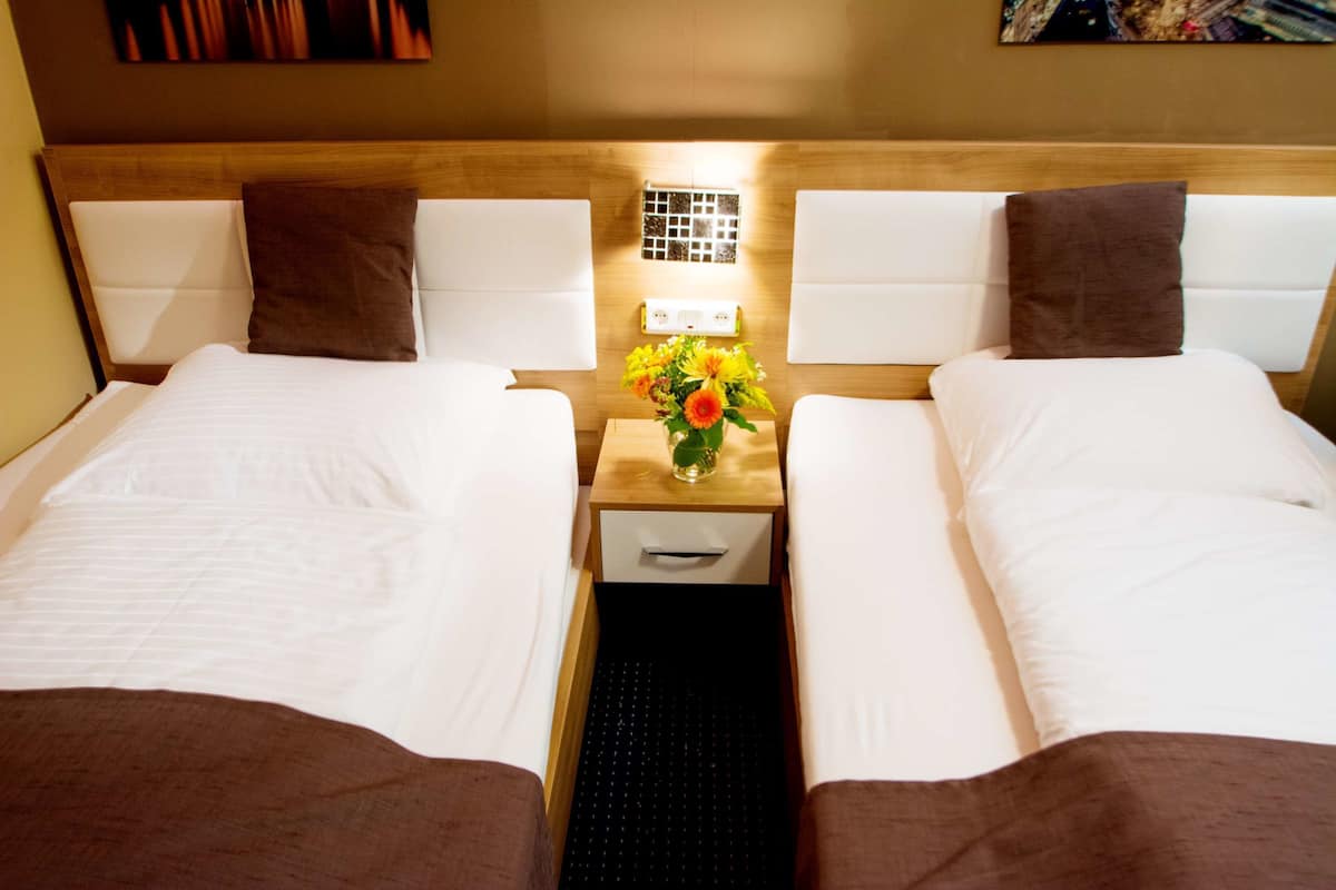 Kamar Twin Ekonomi, kamar mandi umum (Two Rooms Share One Bathroom) | Minibar, meja kerja, setrika/meja setrika, dan Wi-Fi gratis