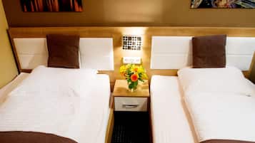 Economy-Zweibettzimmer, Gemeinschaftsbad (Two Rooms Share One Bathroom)