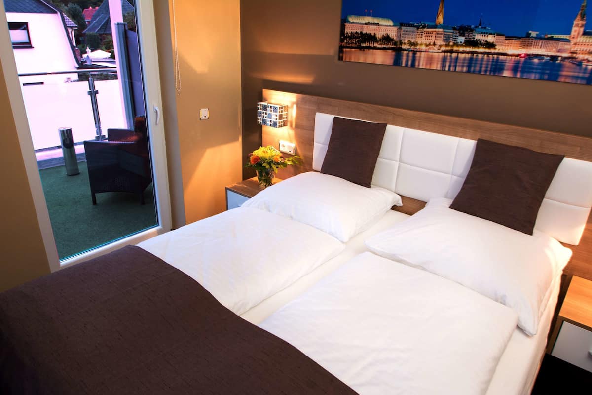 Double Room, Terrace & Shared Bathroom | Minibar, meja kerja, setrika/meja setrika, dan Wi-Fi gratis