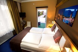 Double Room, Terrace & Shared Bathroom | Minibar, escritorio, tabla de planchar con plancha y wifi gratis