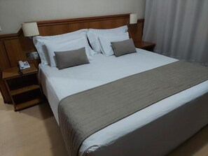 Suíte estúdio luxo | Frigobar, cofres nos quartos, escrivaninha