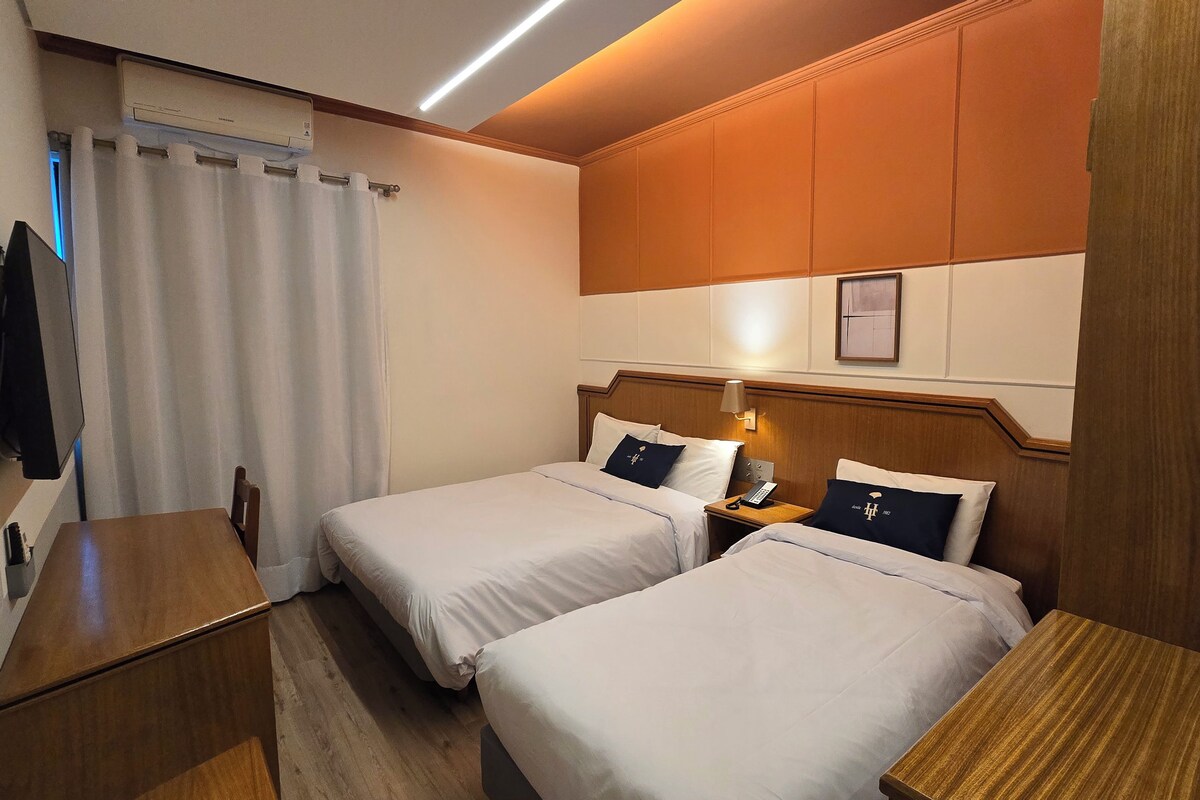 Minibar, caja de seguridad en la habitación y escritorio 