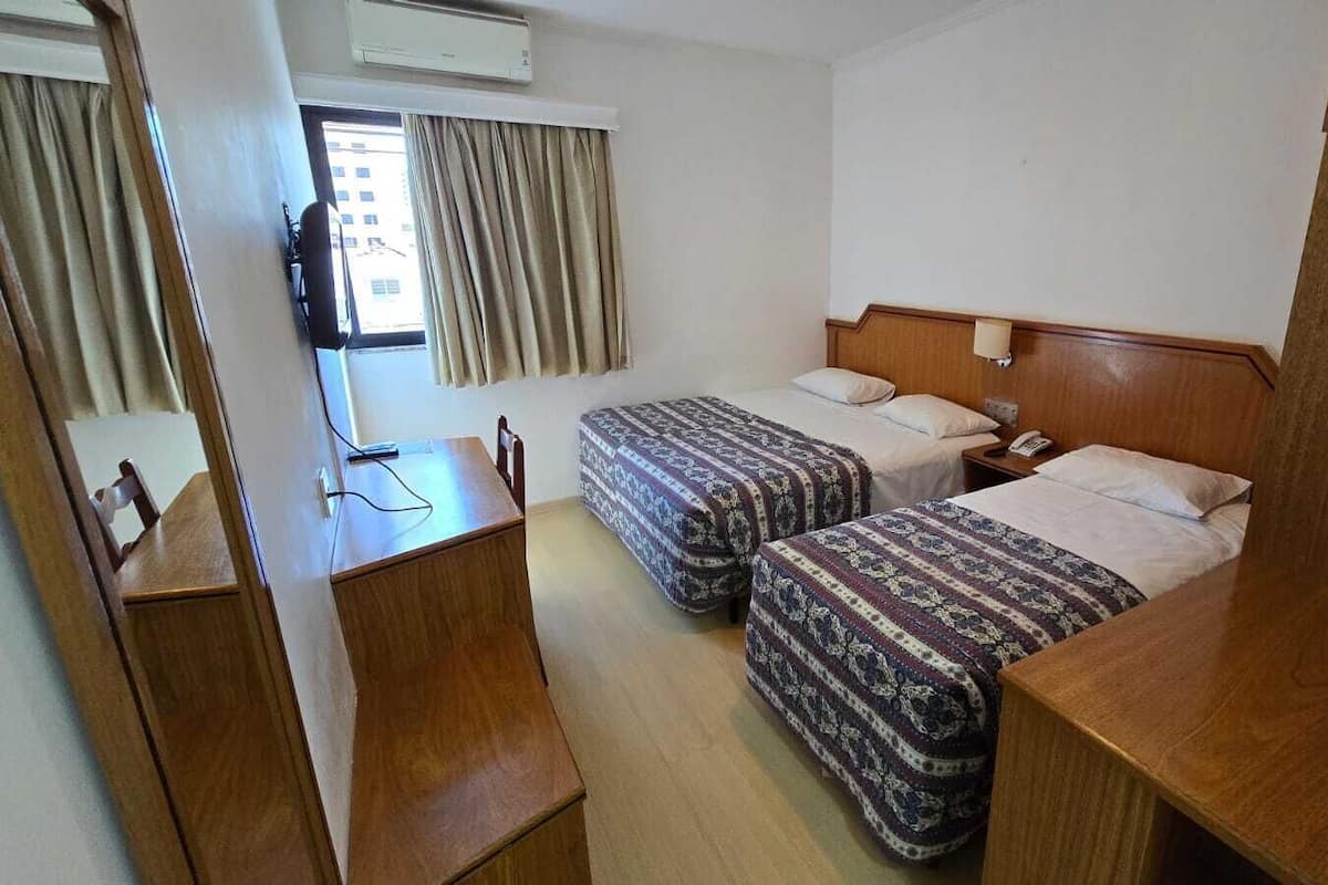 Kamar Triple Standar, shower kursi roda | Minibar, brankas, meja kerja, dan ruang kerja ramah laptop