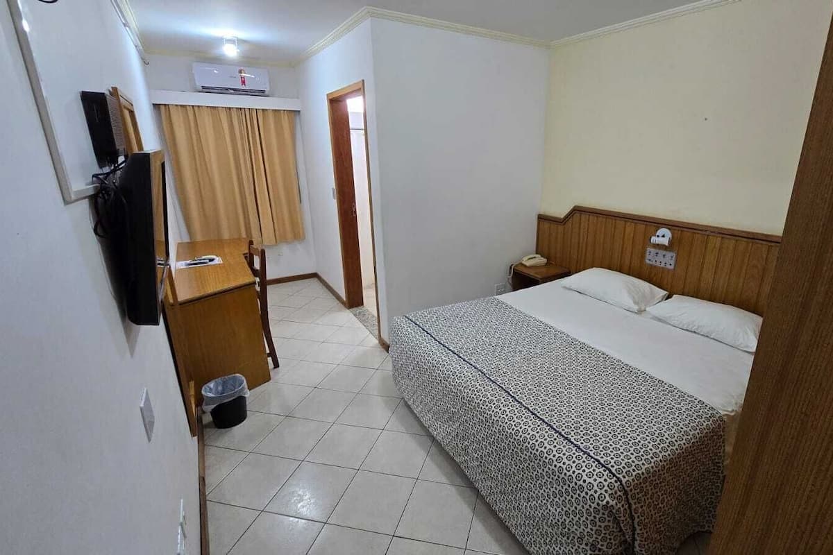 Kamar Standar, shower kursi roda | Minibar, brankas, meja kerja, dan ruang kerja ramah laptop