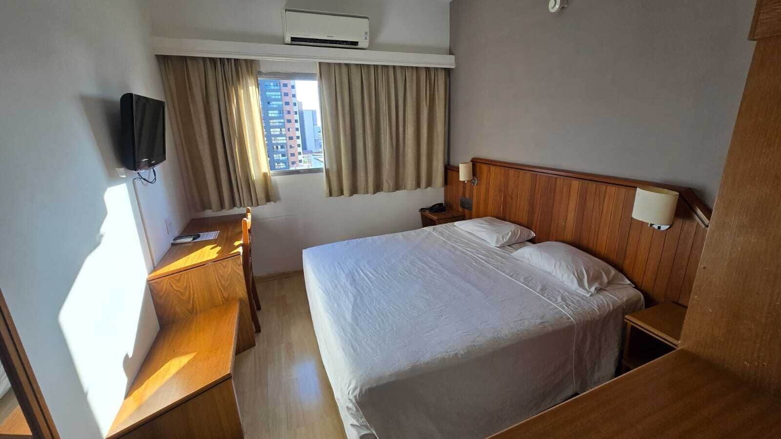 Deluxe Room | Minibar, in-room safe, desk, laptop workspace