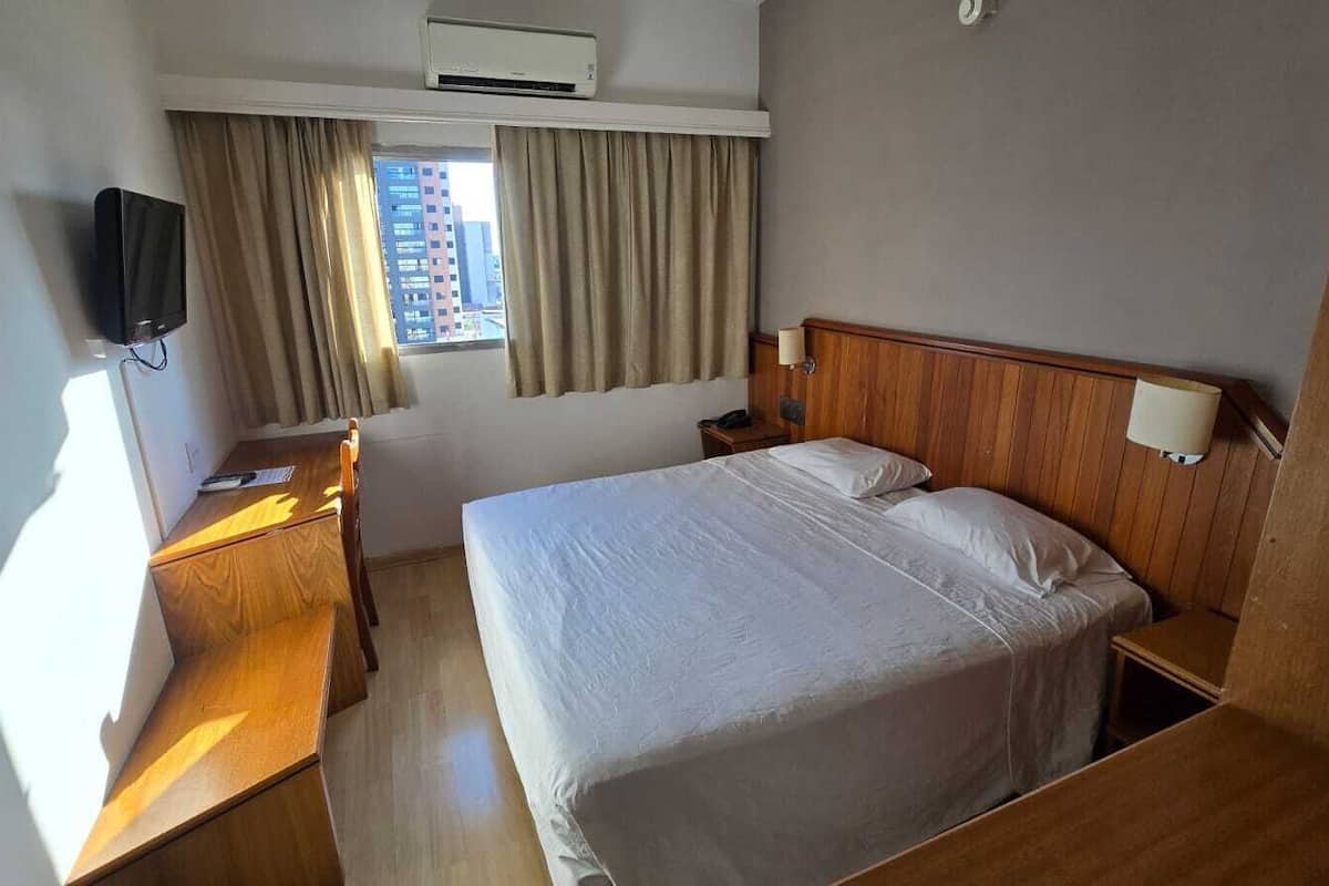 Kamar Deluks | Minibar, brankas, meja kerja, dan ruang kerja ramah laptop