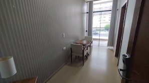 Suite estudio Deluxe | Área de sala de estar | Televisión de pantalla plana 