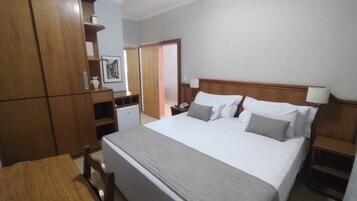 Deluxe Studio Suite | Minibar, in-room safe, desk, laptop workspace