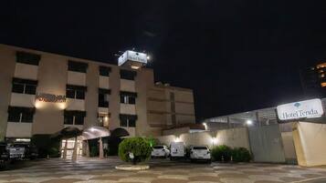 Fassade der Unterkunft – Abend/Nacht