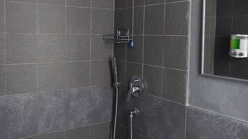 Camera con letto matrimoniale o 2 letti singoli, bagno privato | Bagno | Asciugacapelli