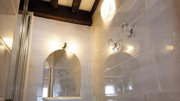 Apartment (De Soeten) | Bathroom | Shower, free toiletries, hair dryer, towels