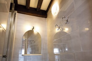 Apartment (De Soeten) | Bathroom | Shower, free toiletries, hair dryer, towels