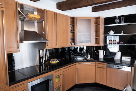 Refrigerador, microondas, horno, placa de cocina