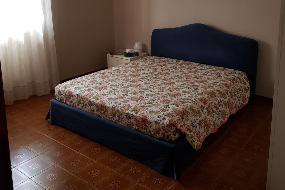 Kamar Double Standar | Brankas, tirai kedap cahaya, dan tempat tidur bayi gratis