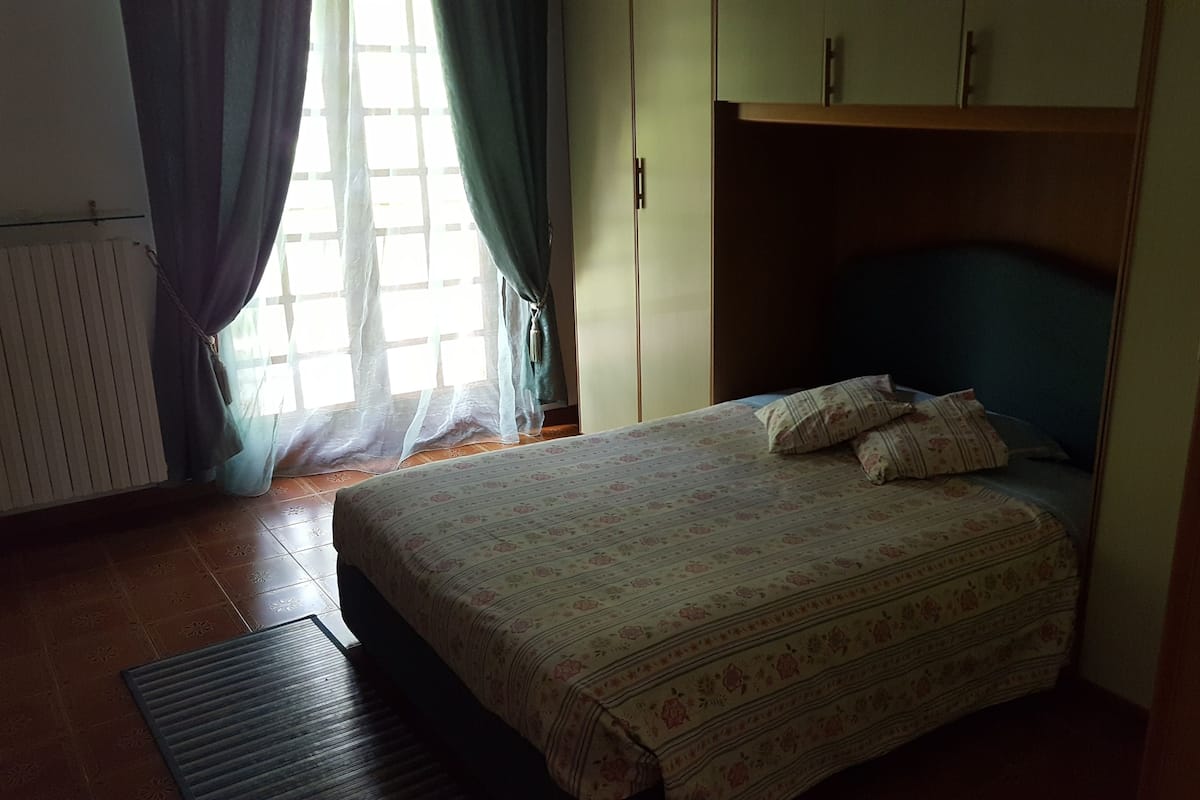 Kamar Double, pemandangan kebun | Brankas, tirai kedap cahaya, dan tempat tidur bayi gratis