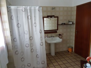 Quarto casal standard | Banheiro | Produtos de toalete grátis, secador de cabelo, roupões de banho, bidê