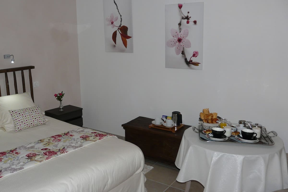 Double Room | Peralatan tempat tidur premium, meja, langsir/tirai gelap terus